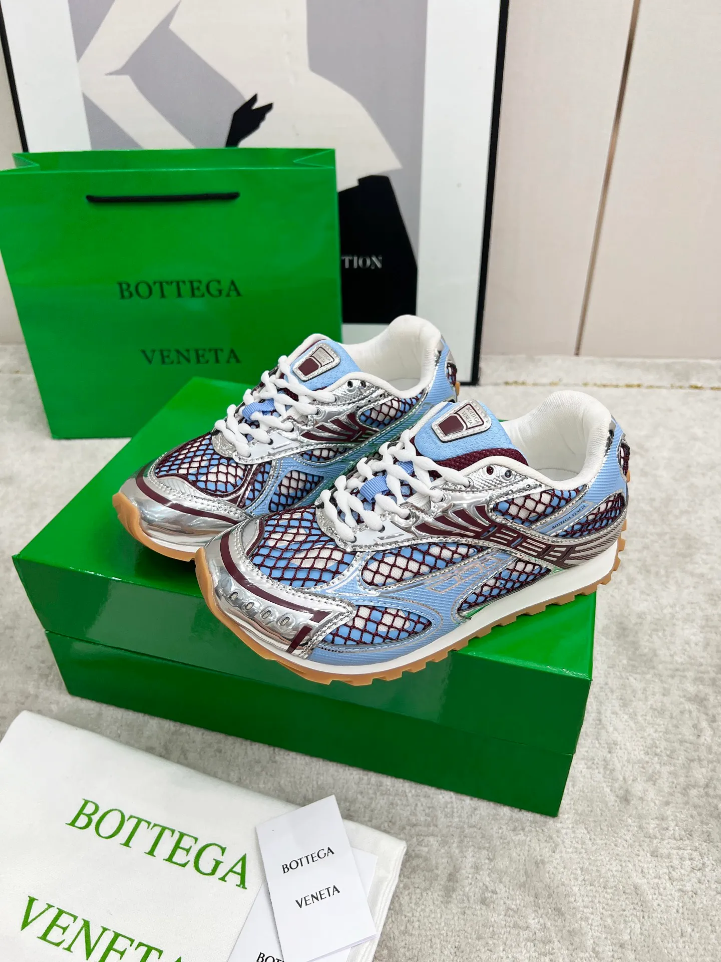 P540. Top version (couples model) Bottega Veneta Bottega Veneta 23ss autumn and winter show BV Orbit sneakers Wang Yibo's same style couples casual shoes dad shoes! Runner sneakers! Original purchase and development!  Made of original lightweight technical mesh fabric, the same as the original version! The process is complicated!  Paired with a rubber outsole designed with a geometric pattern, the high version of the Wang Zha series is actually much taller, but the legs still look slim. Very nice. Durable and playable, standard and version-matching shoe package technology, look for high-end versions. The original outsole is exclusively molded, and the color-blocked TPU outsole is used. The material and weight are the same as the original!  Size: #Female 35-41 (40 and 41 customized sizes are non-refundable) Male 39-45 (45 size customized are non-returnable and exchangeable)